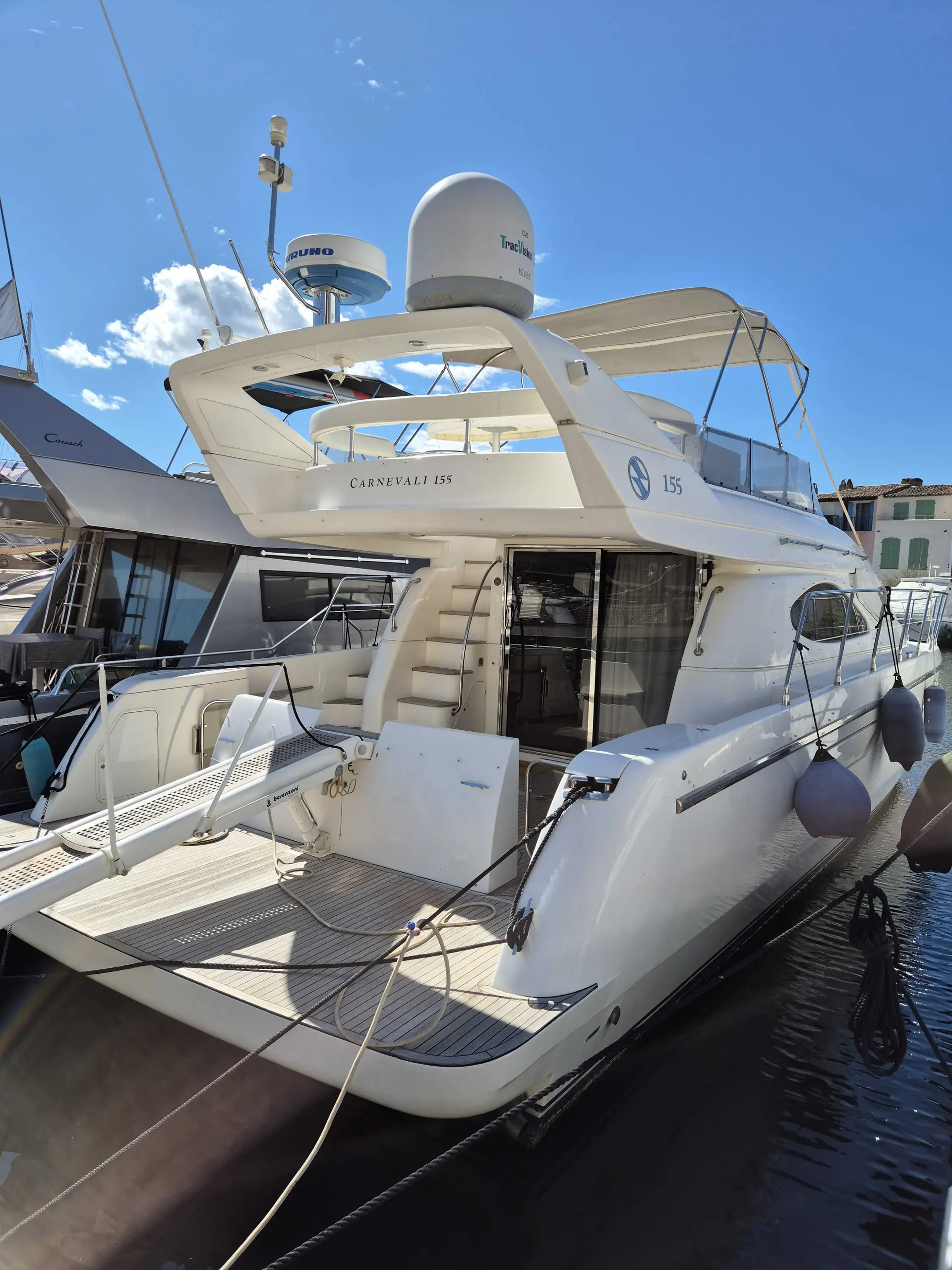 Carnevali 155 — Vue arrière trois-quarts d’un bateau à moteur blanc amarré au port.