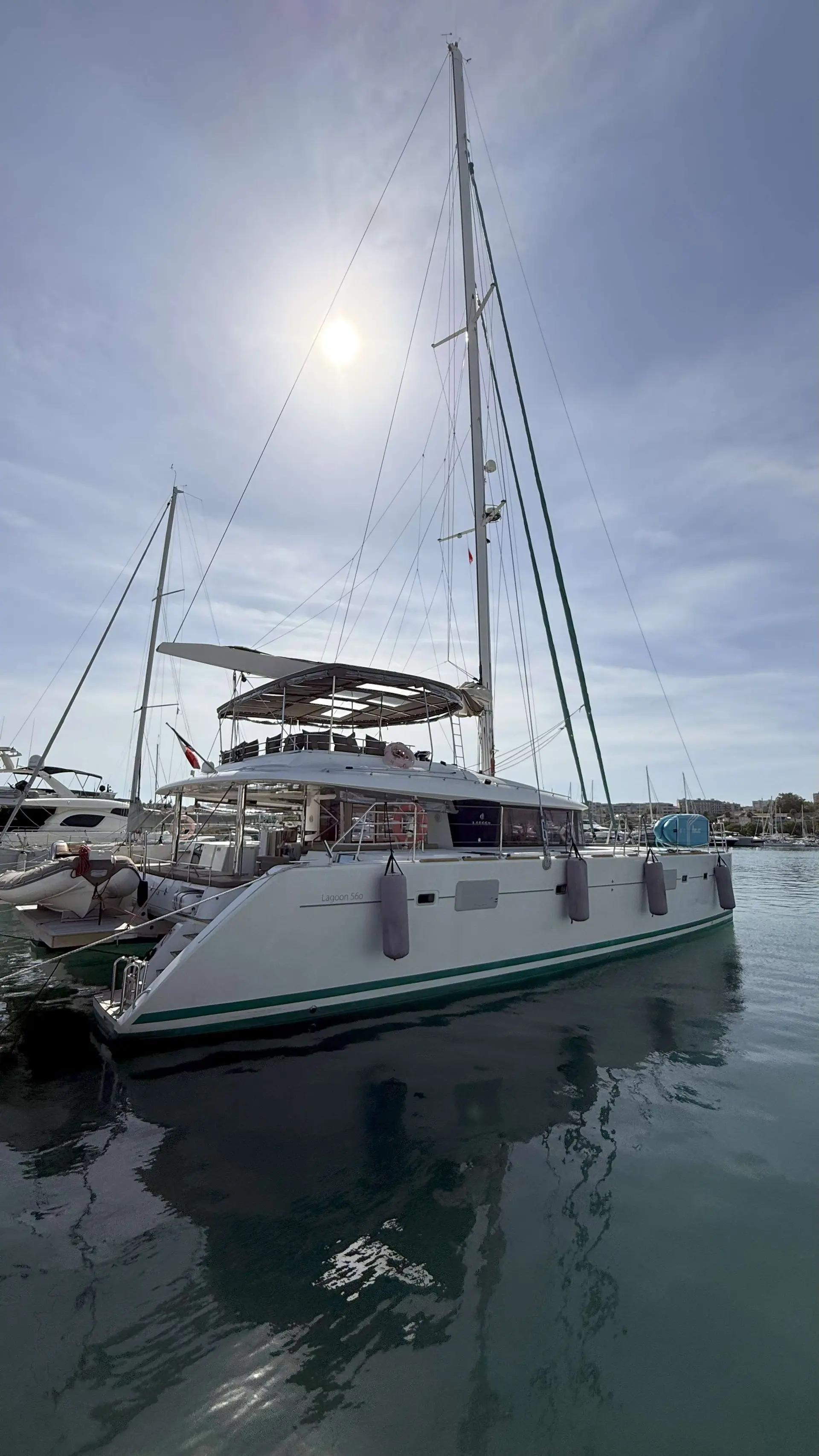 Lagoon 560 — Catamaran à voile amarré dans une marina, photographié de trois quarts arrière.