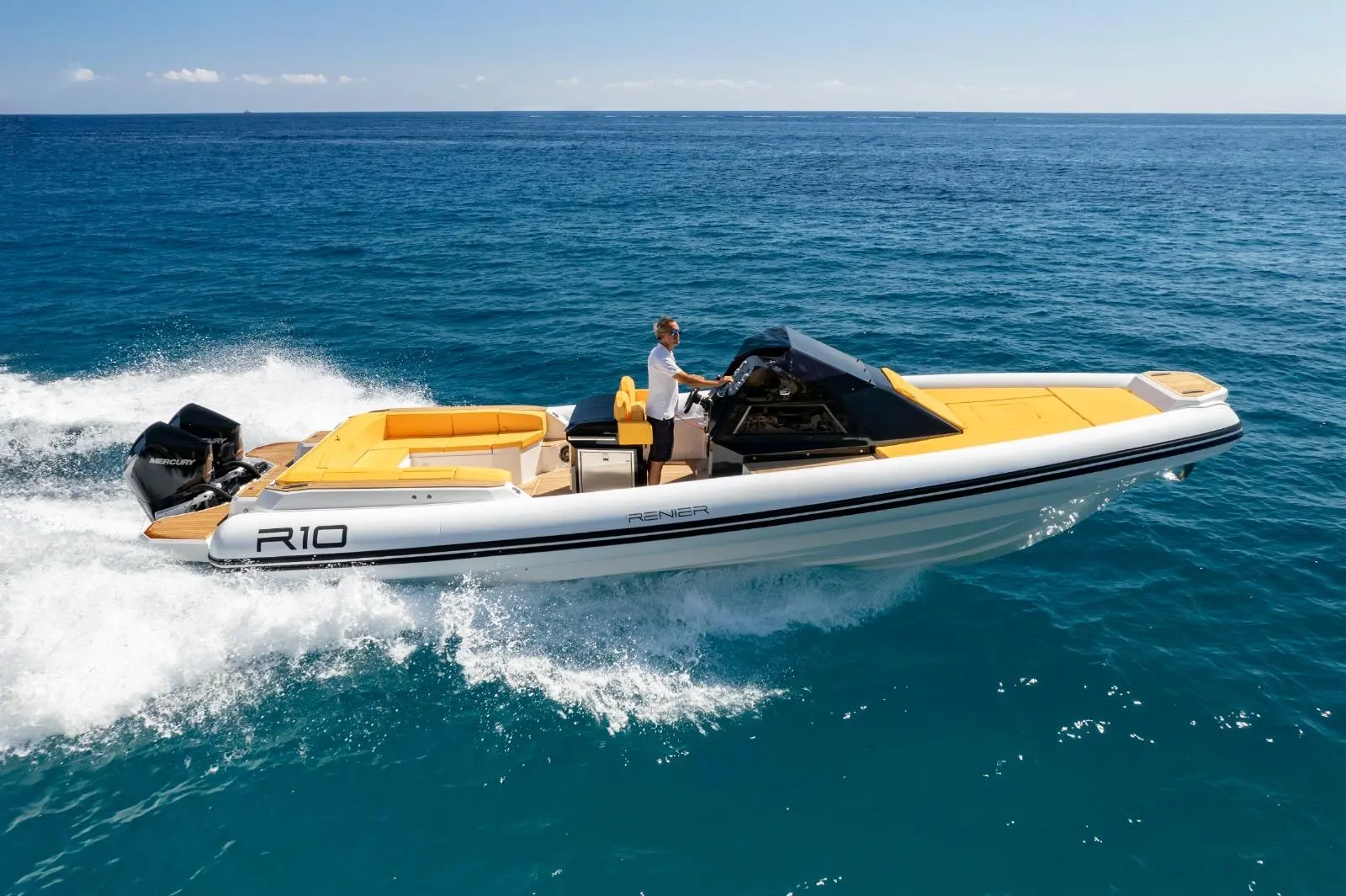 Renier R10 — Bateau semi-rigide blanc et jaune naviguant au large, vu de profil.