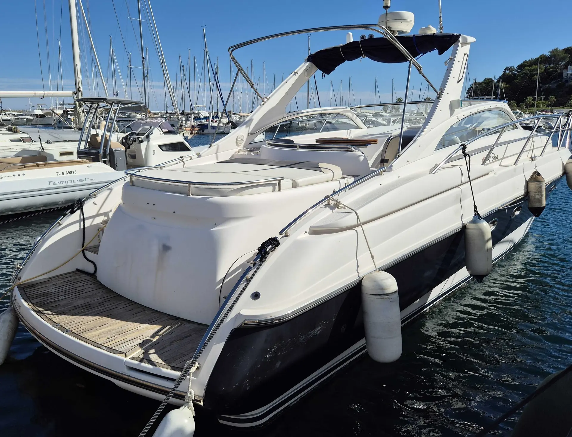 Windy 40 Bora — Bateau à moteur blanc photographié de trois quarts arrière dans une marina.
