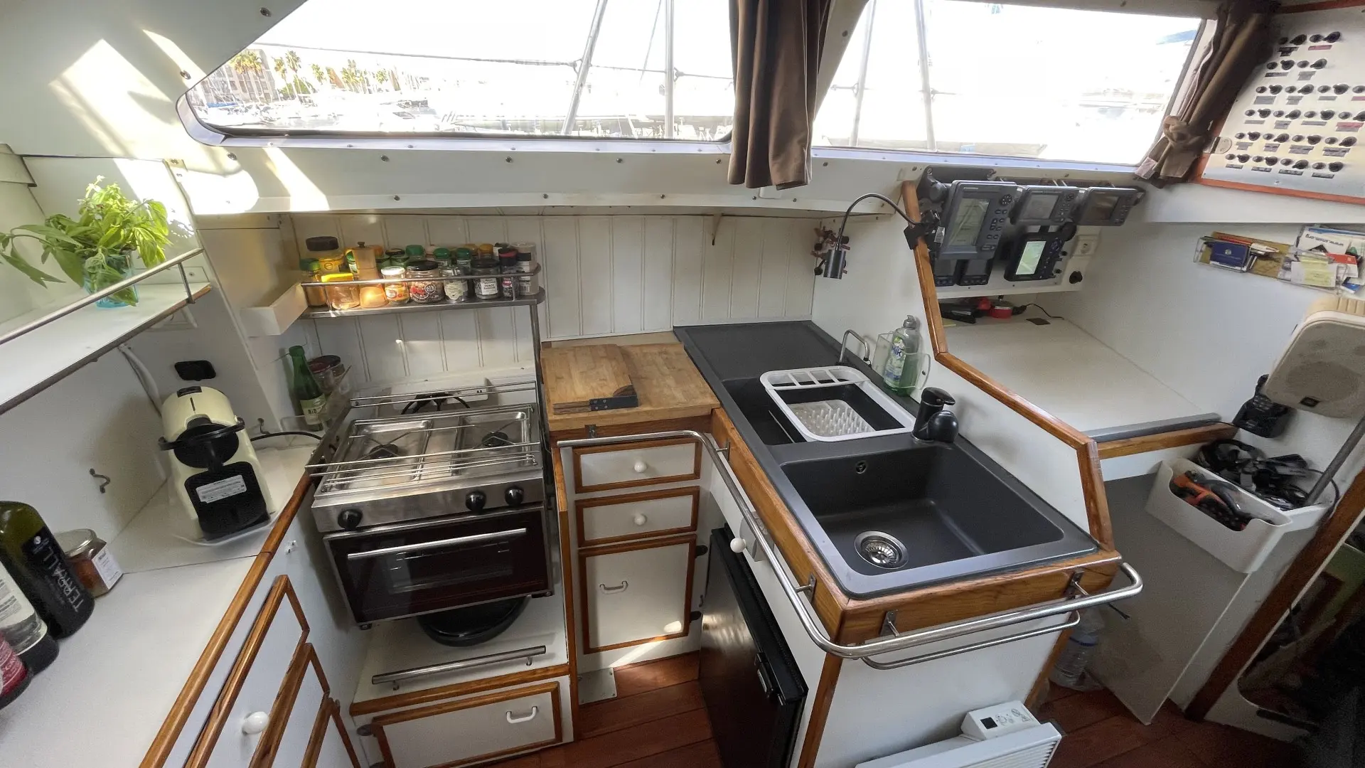 Construction Amateur Chatam — Vue de la cuisine et du poste de navigation intérieur d'un bateau.