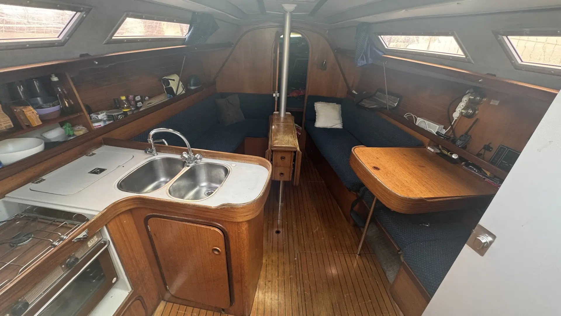 Gibert Marine Gib Sea 312 — Vue intérieure montrant le carré et la cuisine avec évier double.