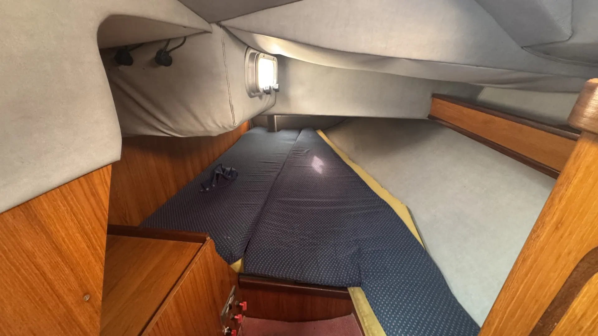 Gibert Marine Gib Sea 312 — Couchette intérieure avec matelas et menuiseries en bois.