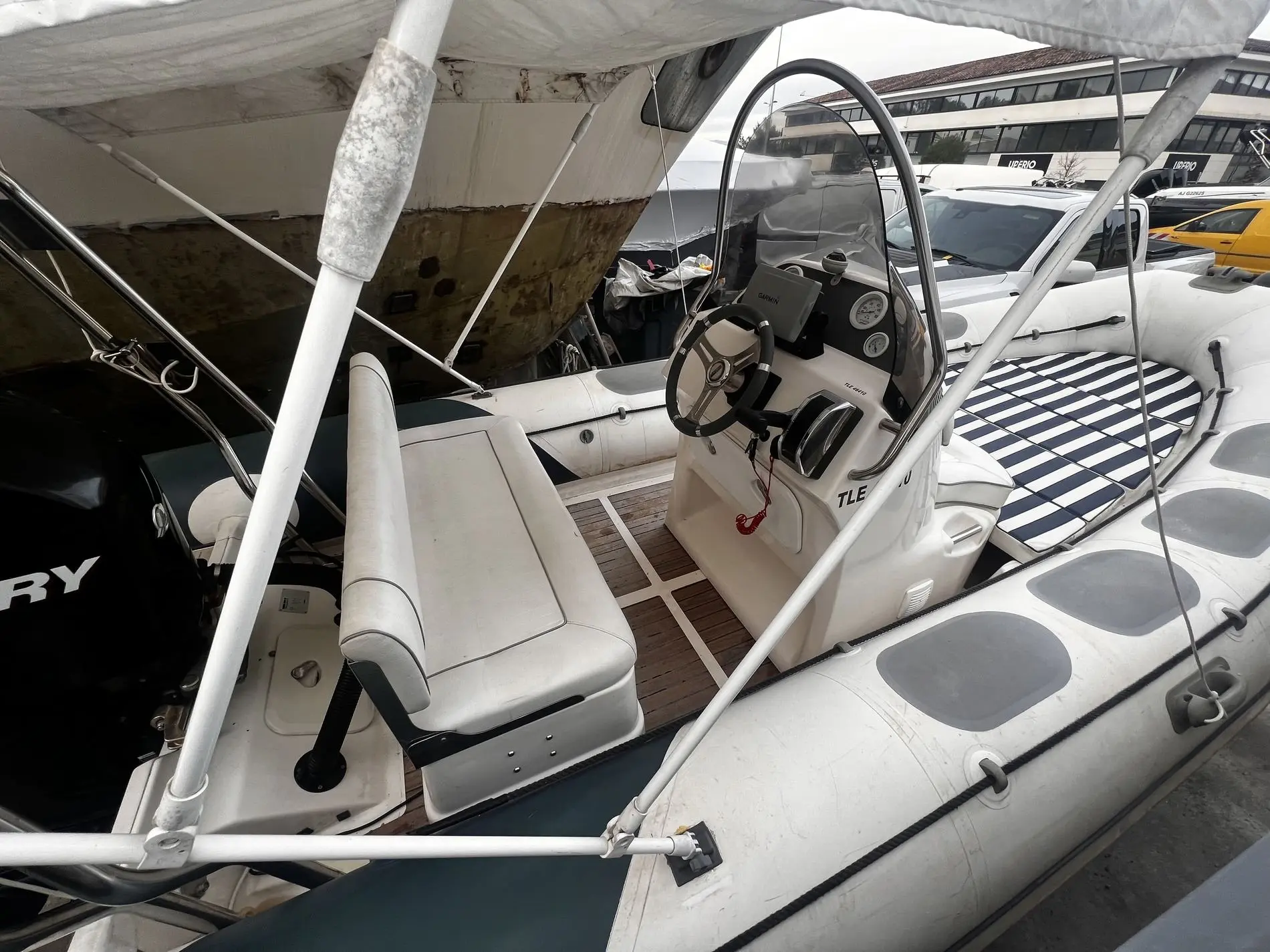 Valiant V 570 Sport — Vue du poste de pilotage et du cockpit d’un bateau pneumatique sous auvent.