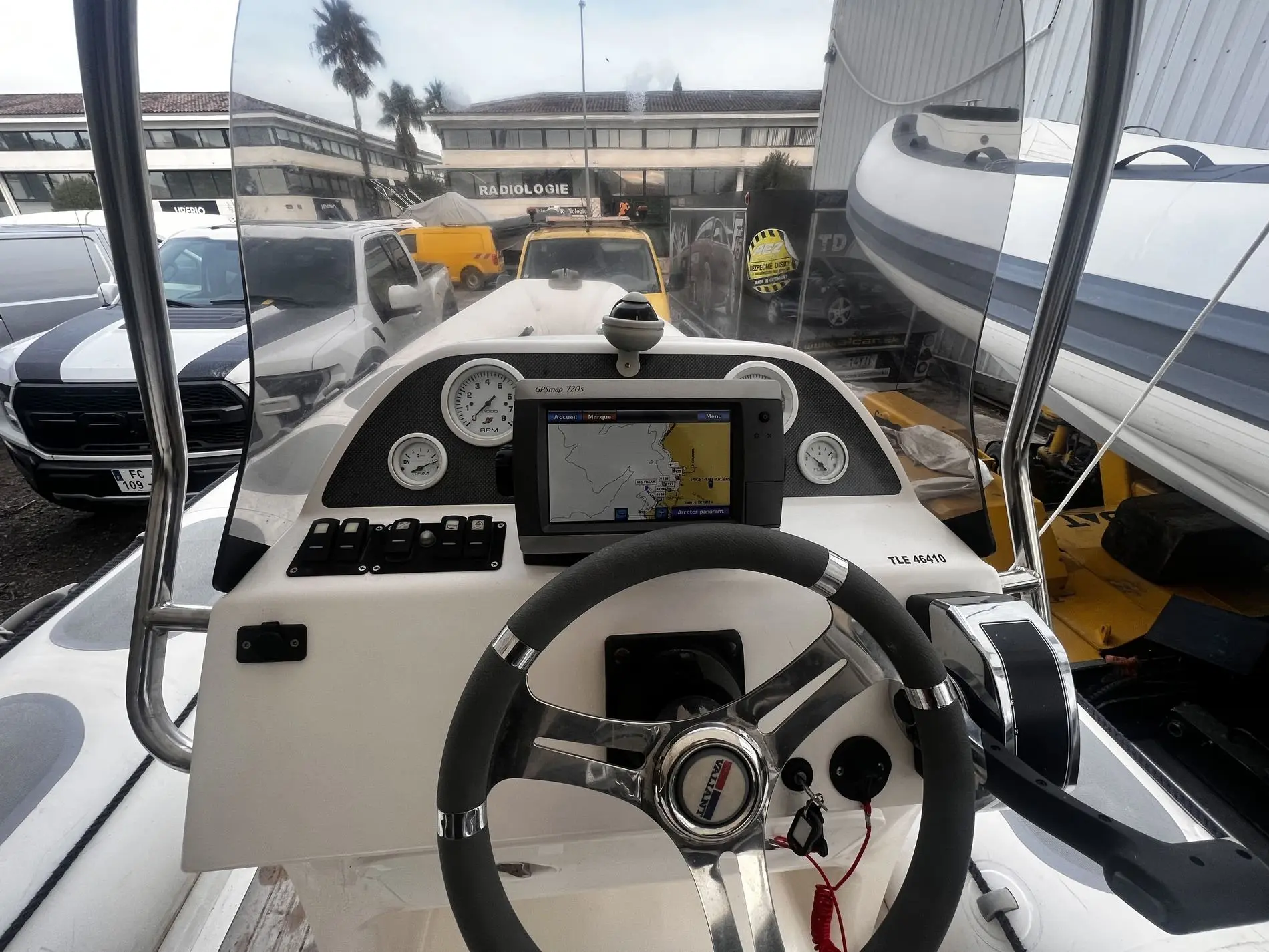 Valiant V 570 Sport — Vue du poste de pilotage avec volant, instruments et écran de navigation.