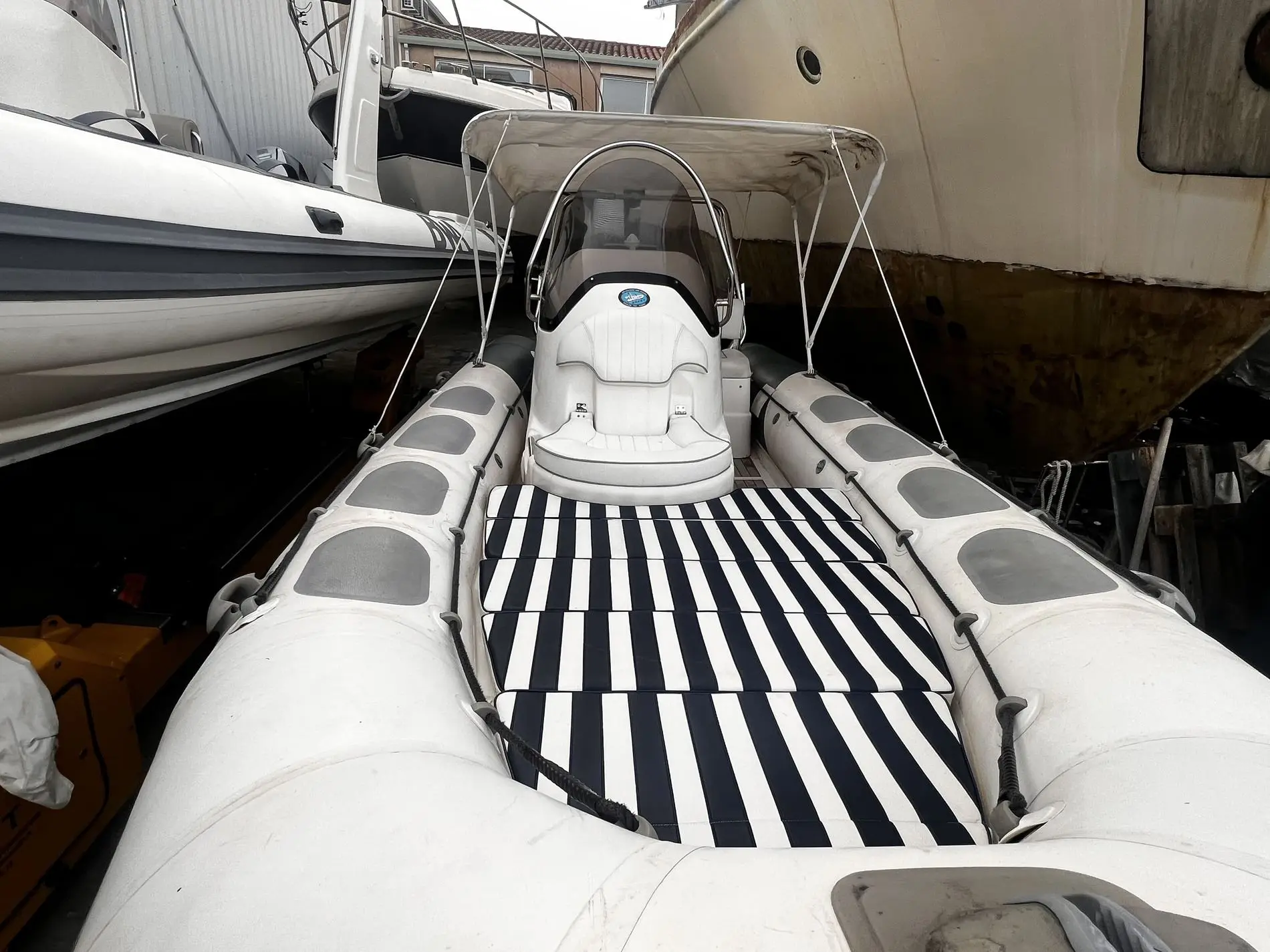 Valiant V 570 Sport — Bateau pneumatique semi-rigide vu de l’avant, avec console centrale et taud.