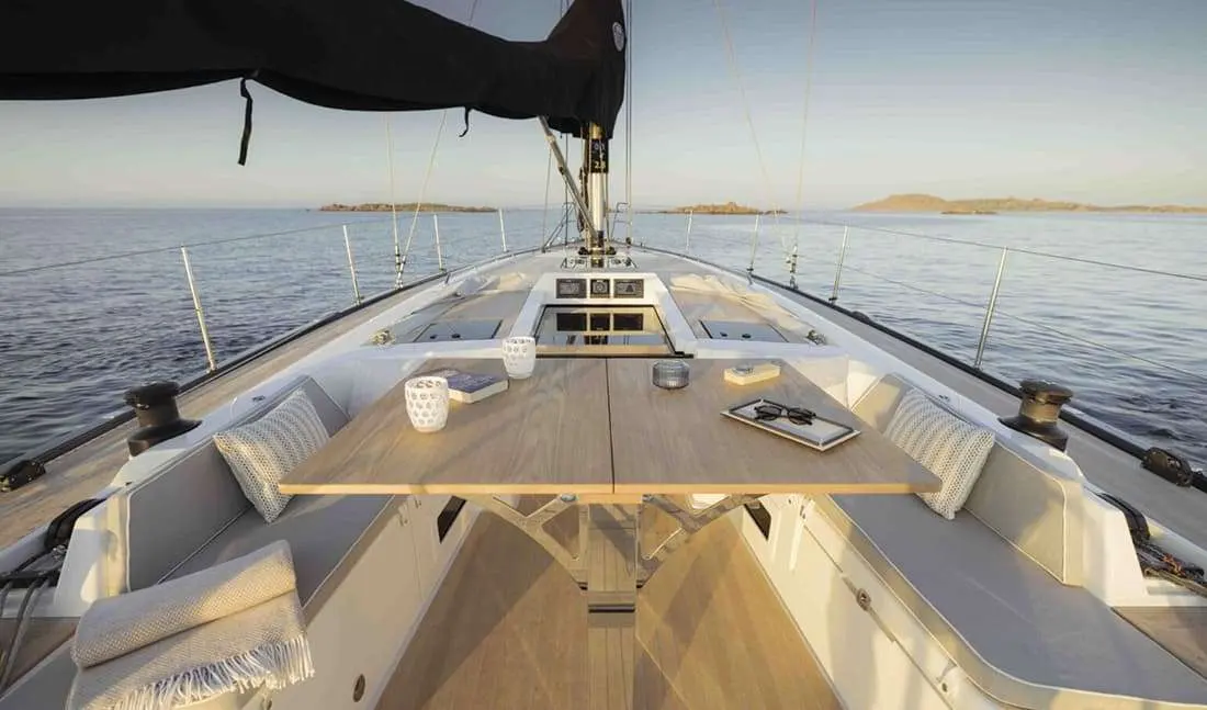 Solaris 40 — Vue du cockpit d’un voilier avec table, banquettes et mer en arrière-plan.