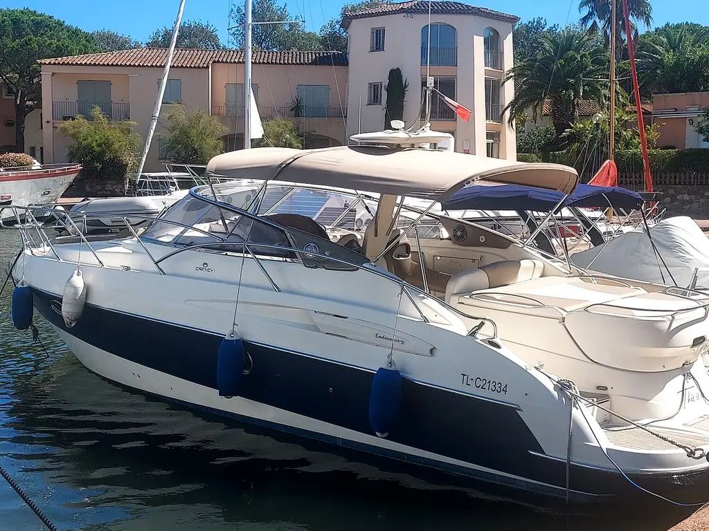 Cranchi Endurance 33 — Bateau à moteur amarré au port, vu de trois quarts côté tribord.
