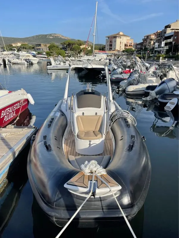 Moana 580 — Semi-rigide gris amarré dans un port, vu de l’avant.