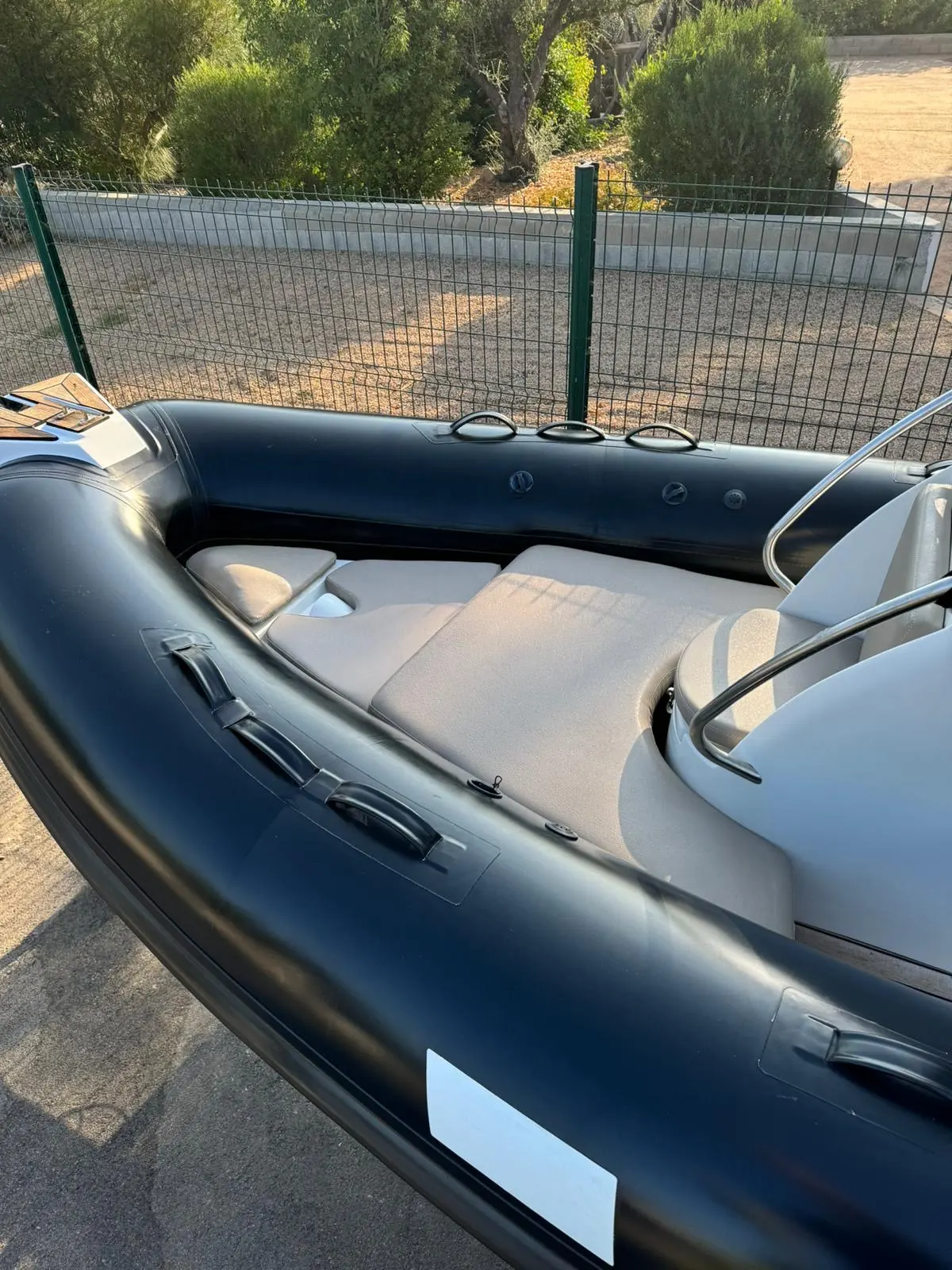 Moana 580 — Vue intérieure d’un bateau pneumatique avec banquettes et console.