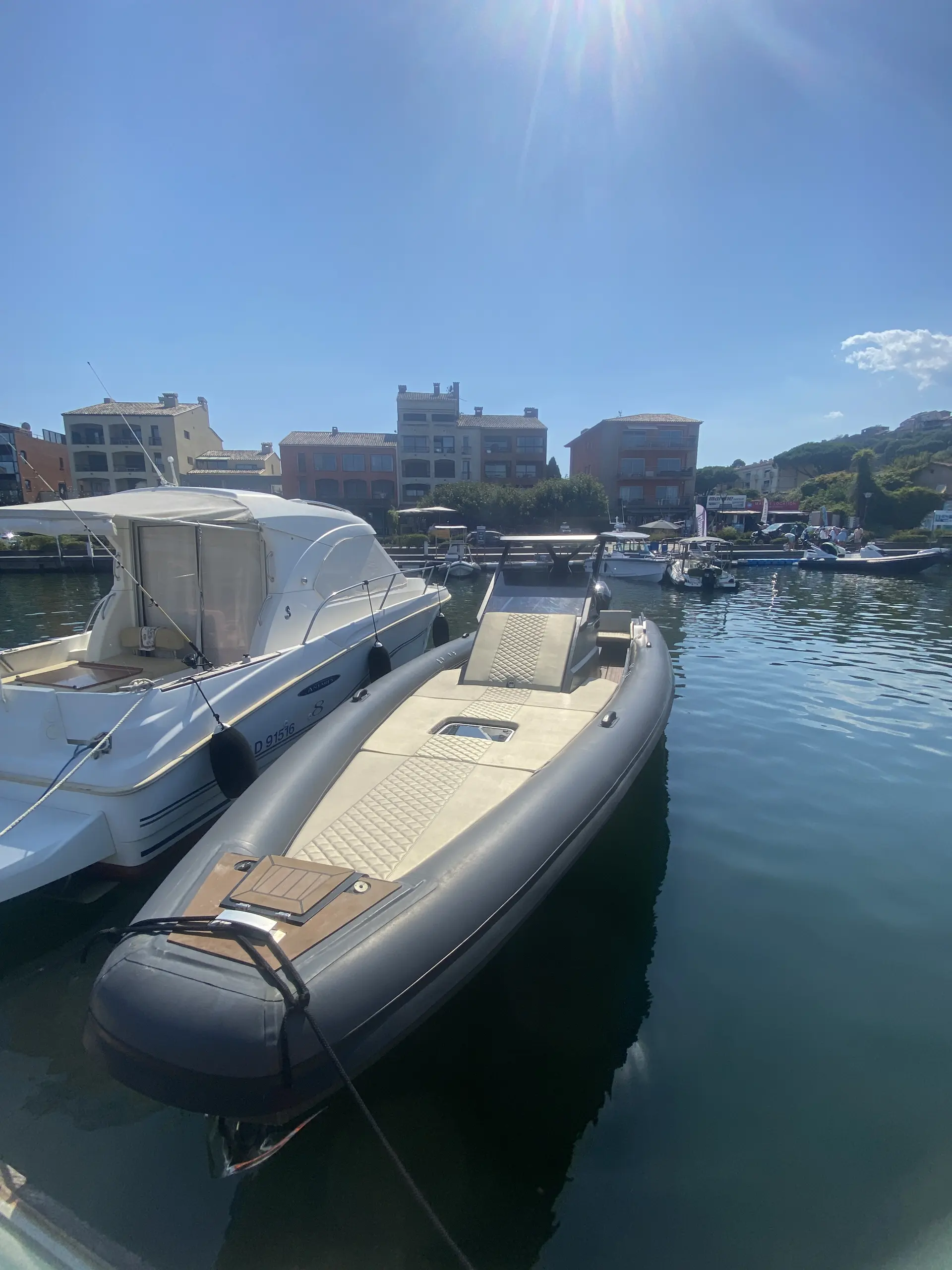 Moana 960 — Bateau semi-rigide amarré dans un port, avec un autre bateau à bâbord.