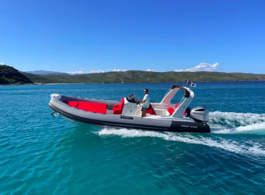 Marsea CM 180 — Bateau pneumatique semi-rigide gris et rouge naviguant sur une mer turquoise