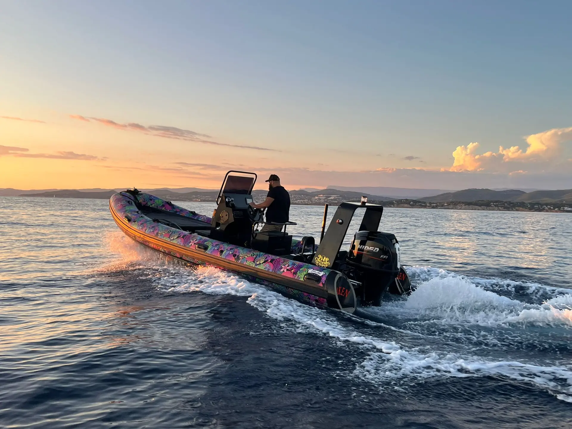 Océan Skull Octopus 650 — Bateau pneumatique motorisé vu de trois quarts arrière sur une mer calme