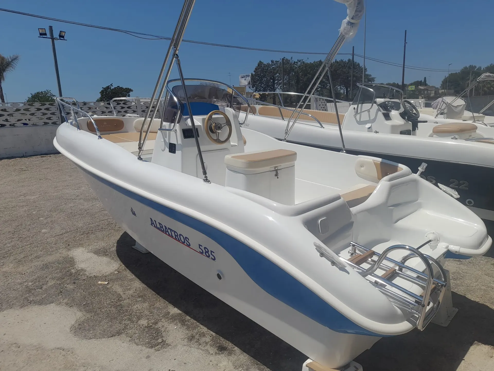 Albatros 585 — Semi-rigide blanc et bleu vu de trois quarts dans un parc nautique.