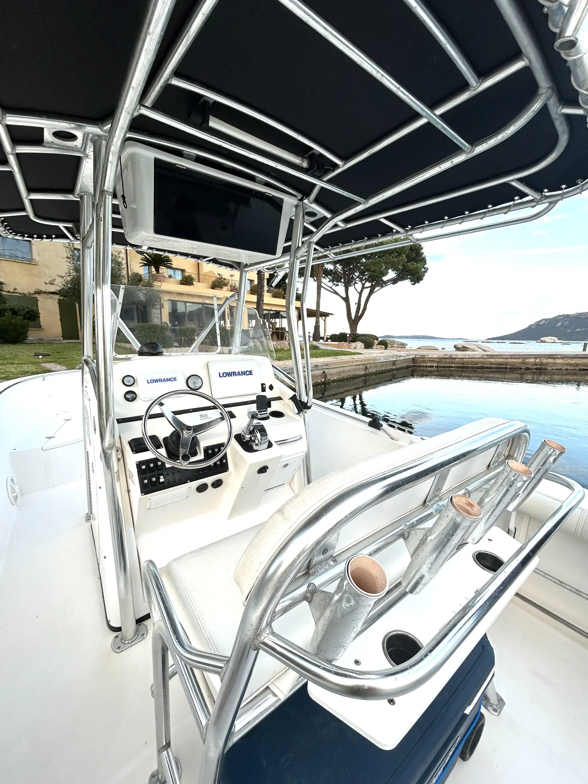 Edge Water 265 CC — Vue du poste de pilotage et de l’avant du bateau dans un port.