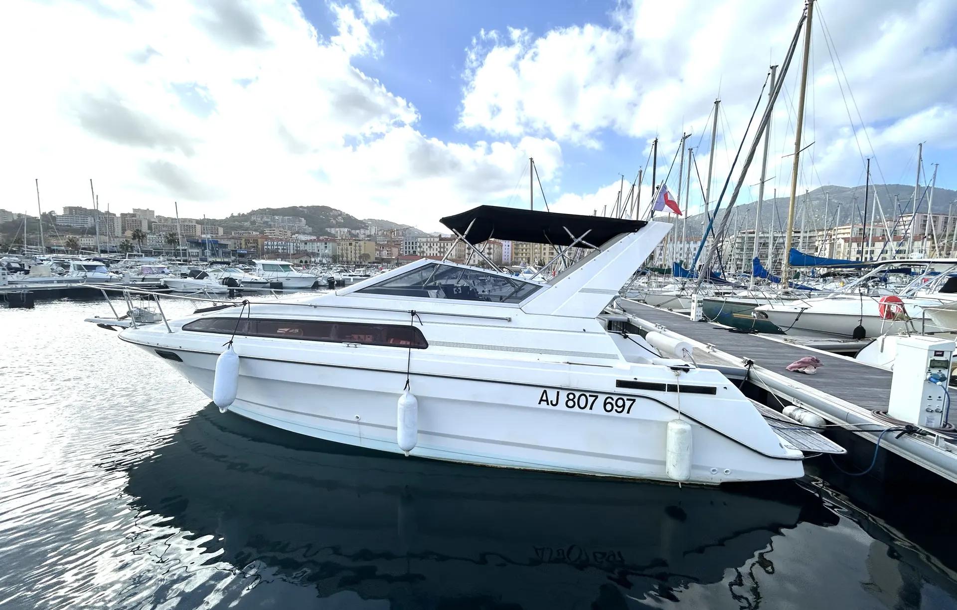 Bayliner 2855 — Bateau à moteur blanc amarré dans un port, vu de profil tribord.