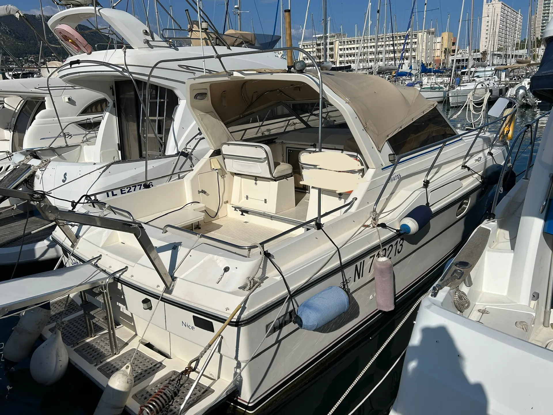 Princess 286 — Vedette blanche amarrée, vue arrière trois-quarts, dans un port de plaisance.