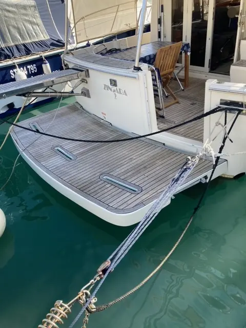 Mainship 400 Expedition — Vue rapprochée de la poupe et de la plateforme arrière d’un bateau amarré.