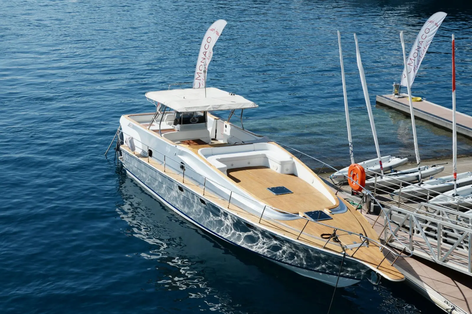 Monte Carlo Cigarette — Bateau à moteur blanc vu de trois quarts, amarré dans une marina.