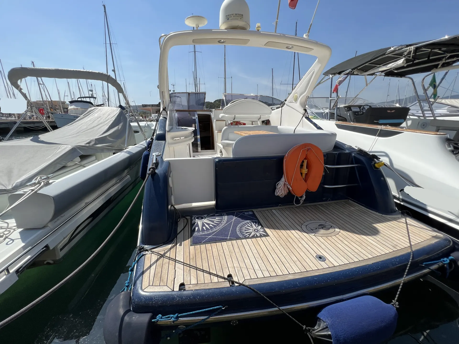 Rio 32 ART — Vue arrière du cockpit d’un bateau amarré dans un port.