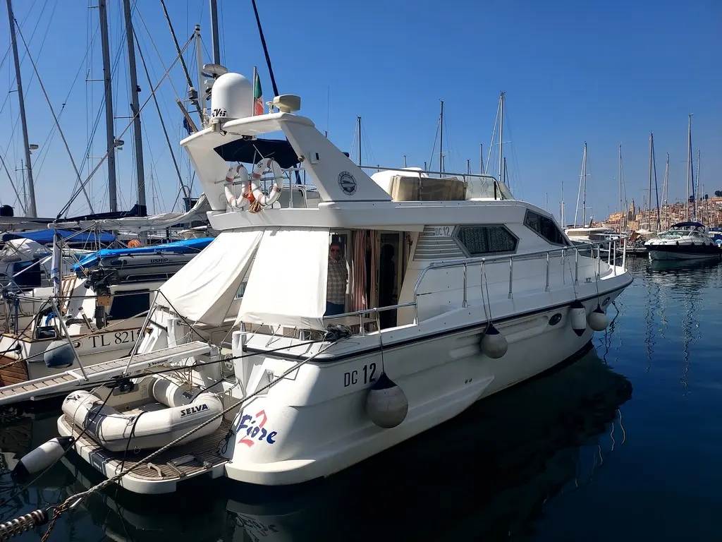 Della Pasqua DC 12 — Bateau à moteur blanc amarré dans un port, vu de trois quarts arrière.