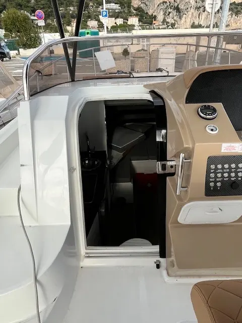 Saver 330 WA — Vue du poste de pilotage et de l’accès à la cabine d’un bateau.