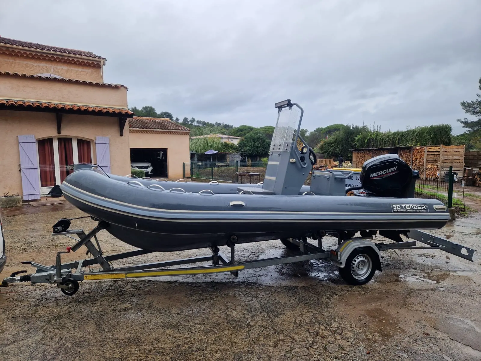 3D Tender ST 550 — Semi-rigide gris présenté sur sa remorque, vu de profil par temps couvert.