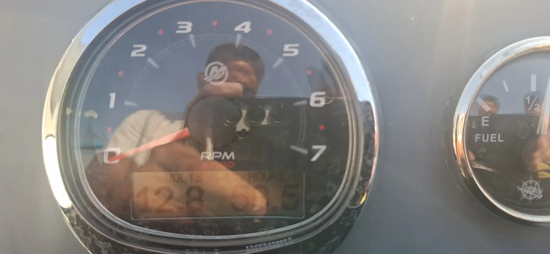 3D Tender ST 550 — Gros plan sur un compte-tours et une jauge de carburant du tableau de bord.