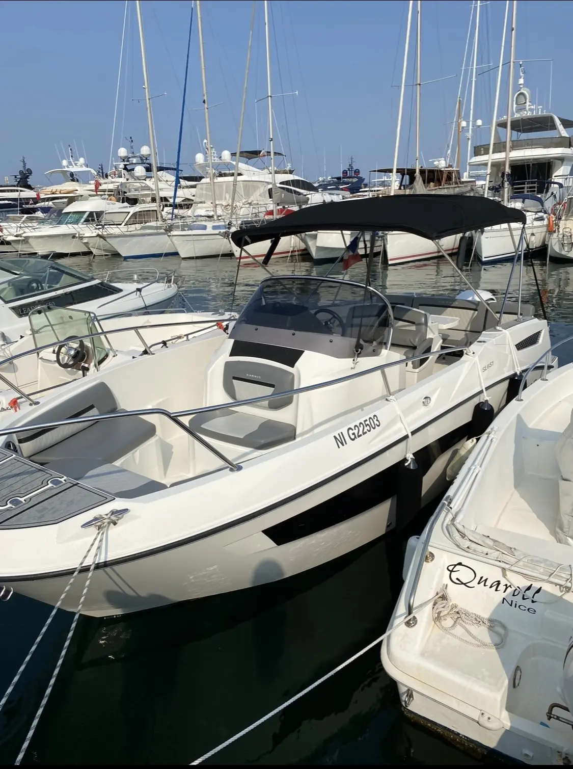 Karnic SL651 — Vue en trois quarts d’un bateau à moteur amarré dans un port.
