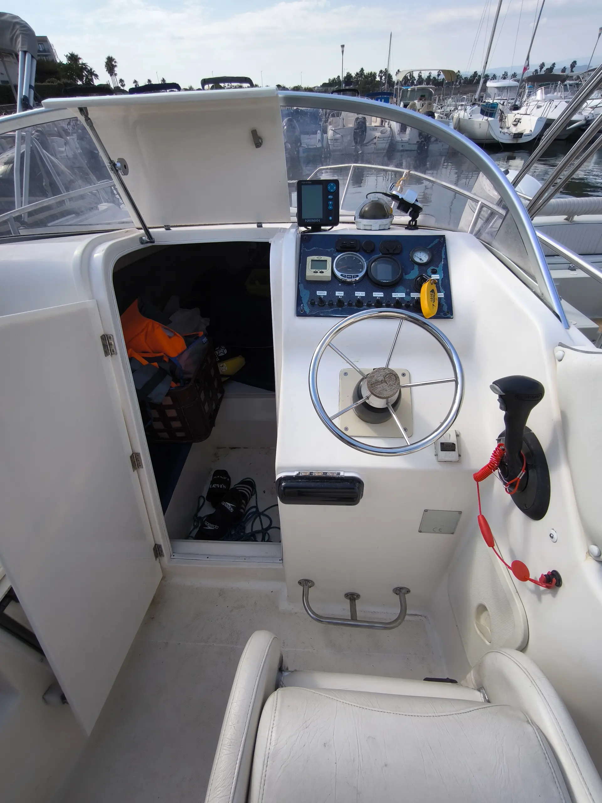 Saver 620 Manta — Poste de pilotage extérieur avec instruments et accès à la cabine.