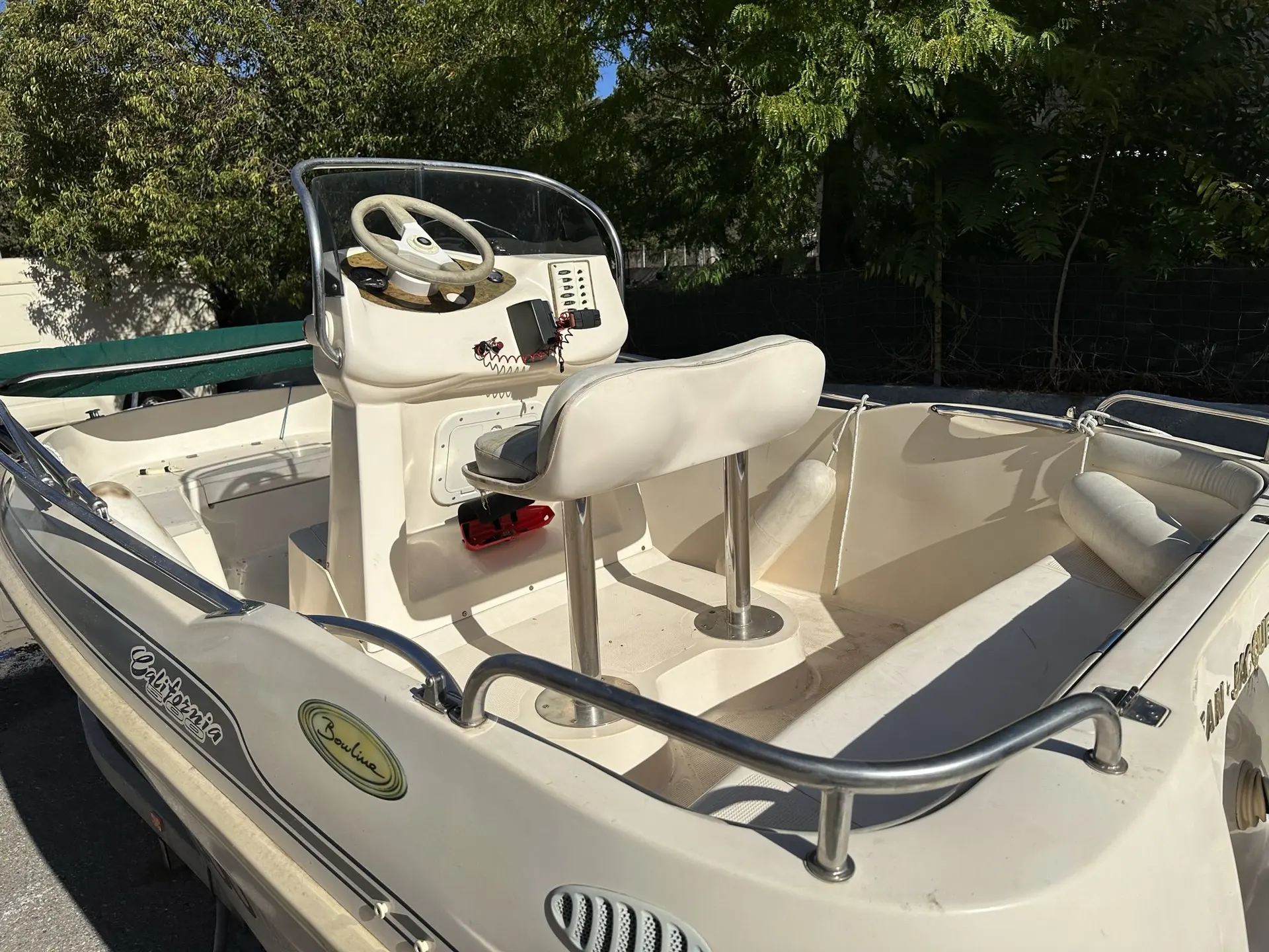 Bowline Concept California 500 — Vue du cockpit et de la console centrale d’un bateau à moteur.