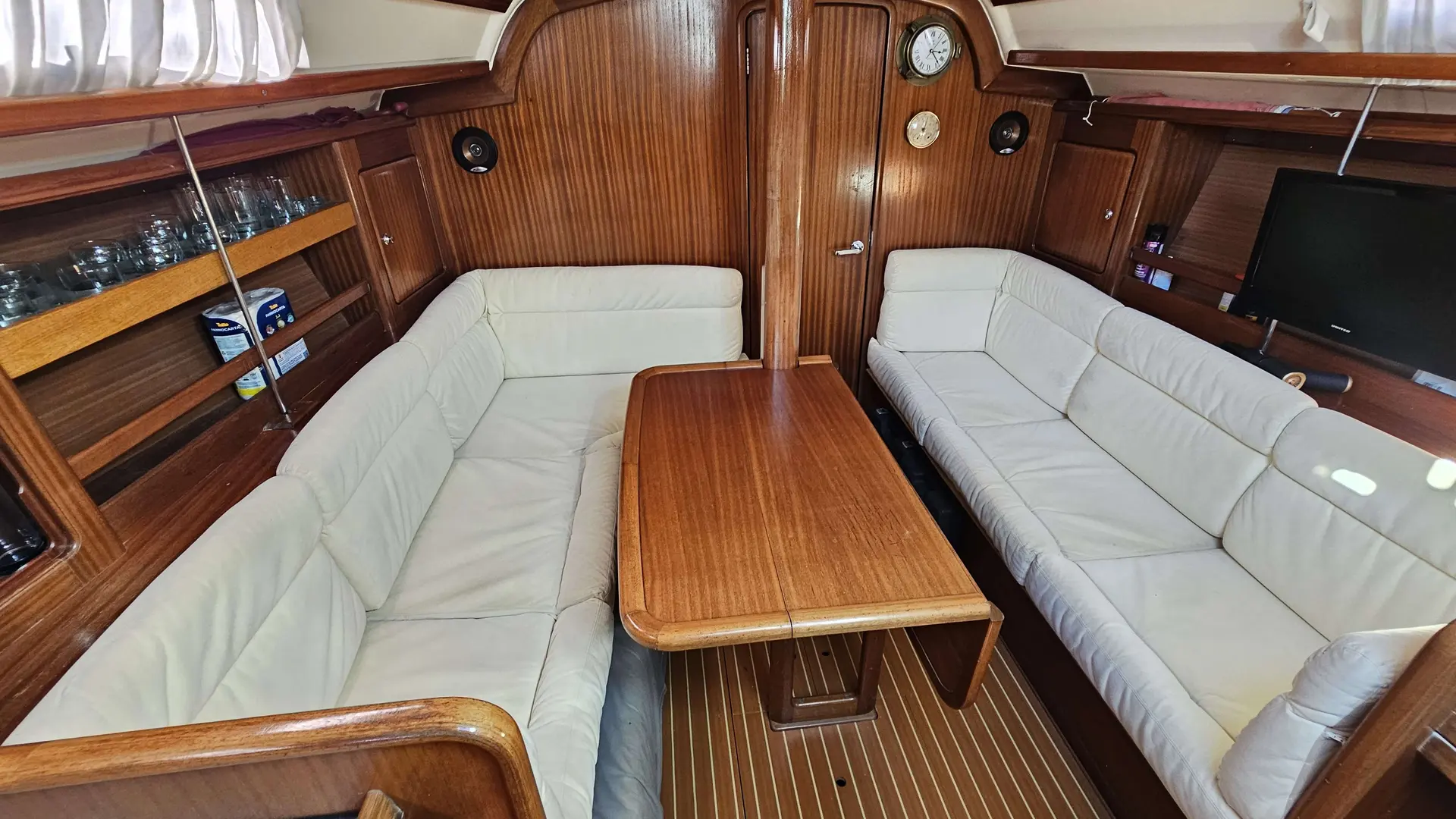 Bavaria OCEAN 40 CC — Carré intérieur en bois avec deux banquettes et une table centrale.