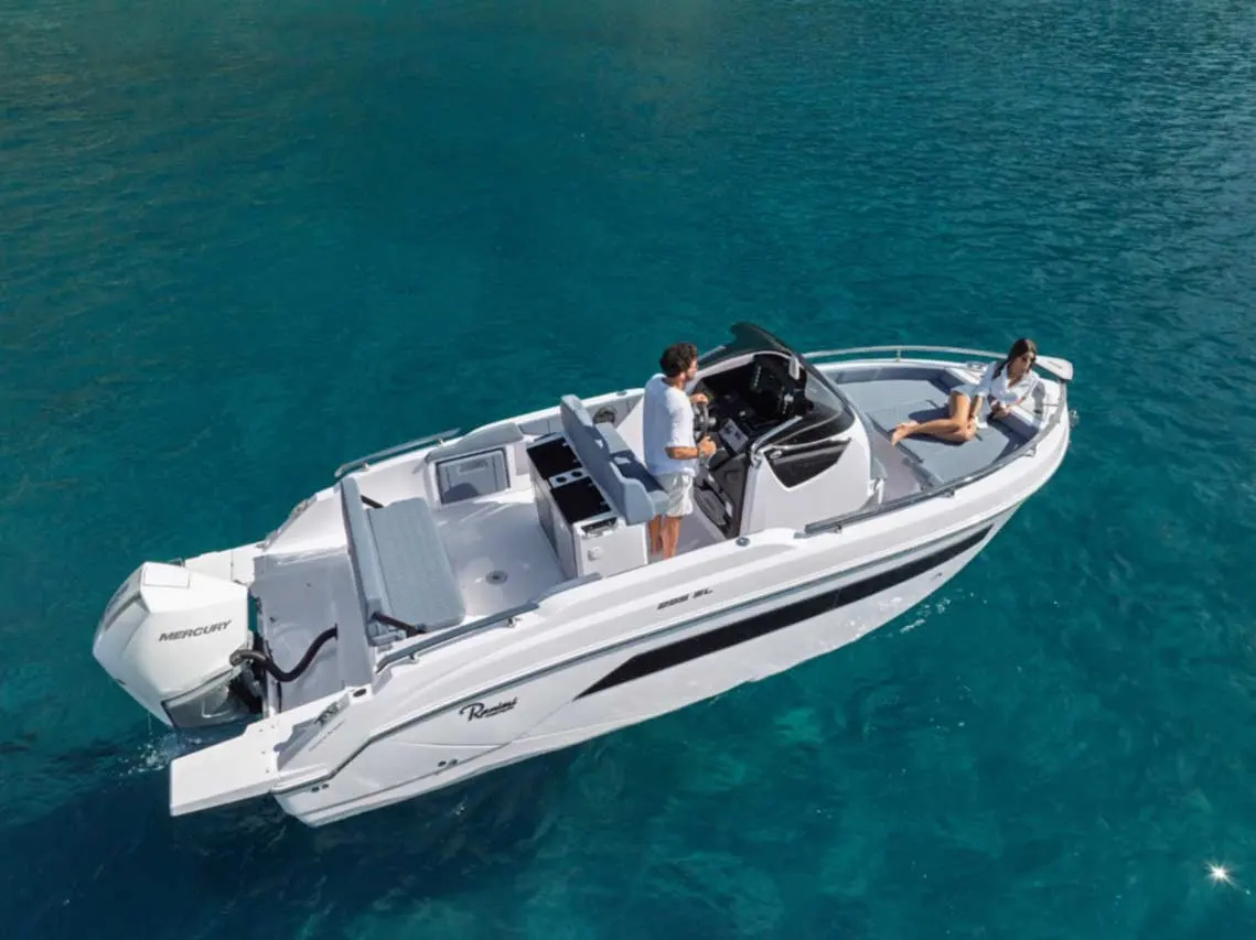 Ranieri NEXT 255 SL — Vue aérienne d’un bateau à moteur blanc sur une mer turquoise, avec deux personnes à bord.