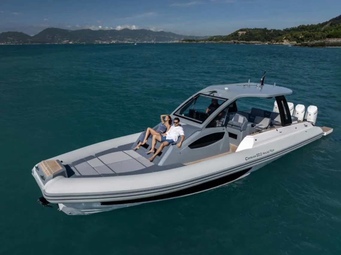 Ranieri Cayman — Bateau semi-rigide gris vu en trois quarts sur l’eau, avec deux personnes à bord.