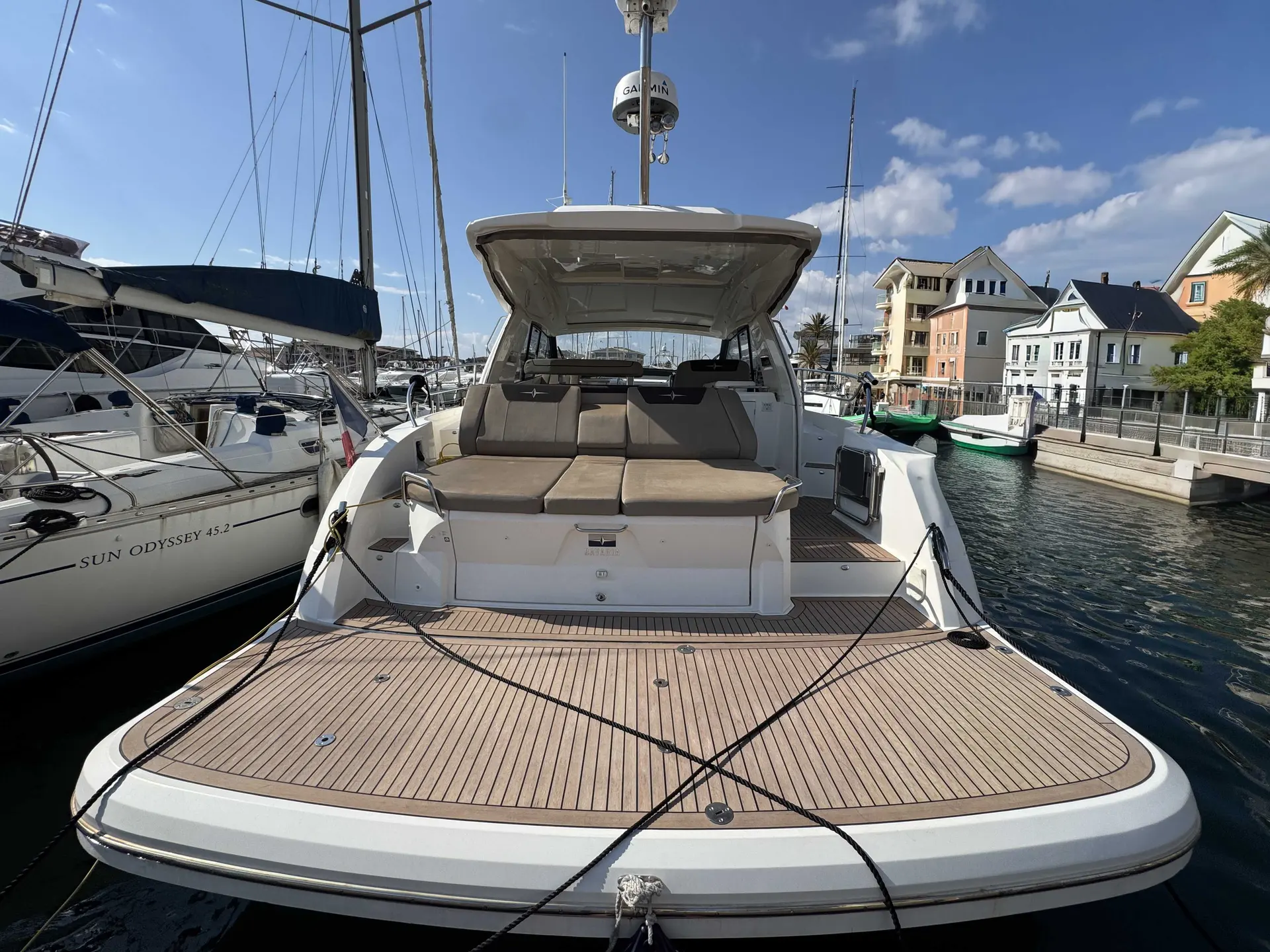 Bavaria Sport 450 — Vue arrière d’un bateau à moteur amarré dans une marina.