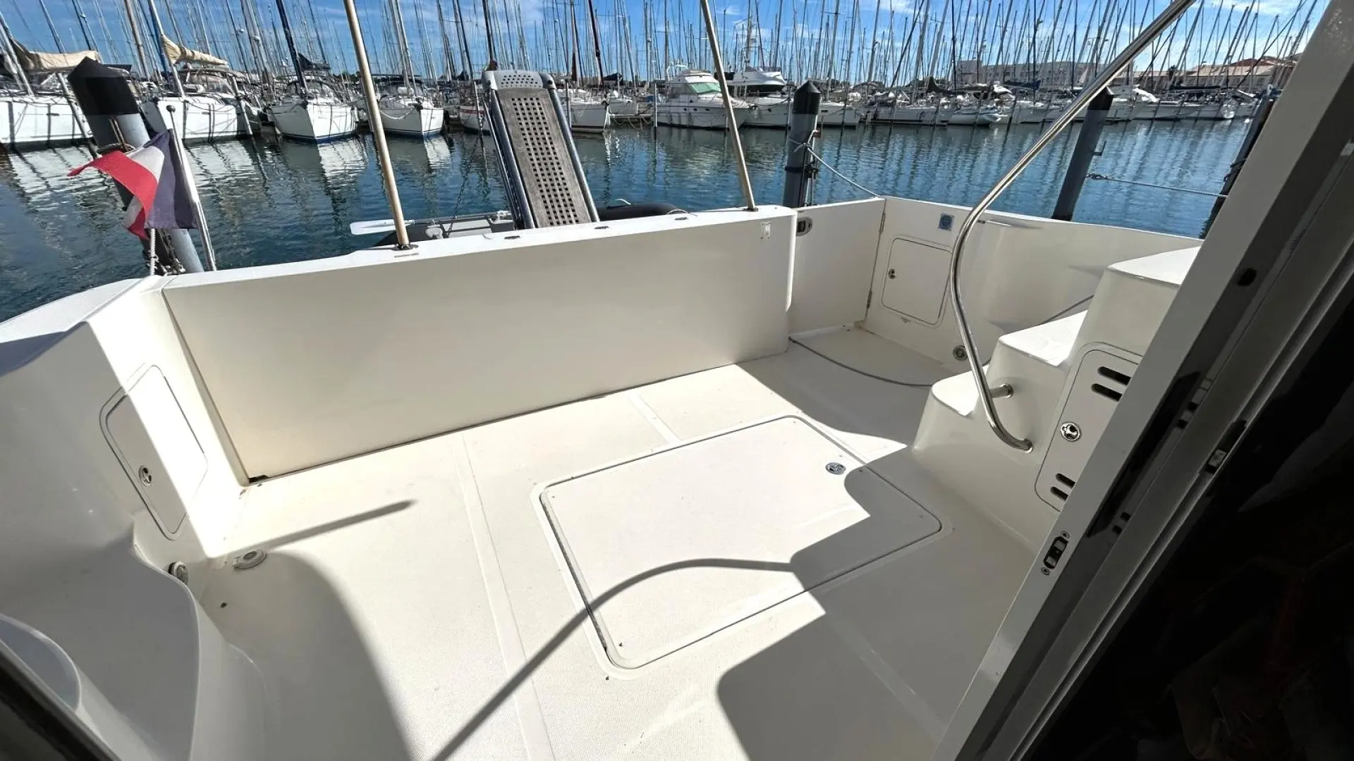 Sea Ray 455 Sundancer — Vue du cockpit arrière d’un bateau amarré dans une marina.
