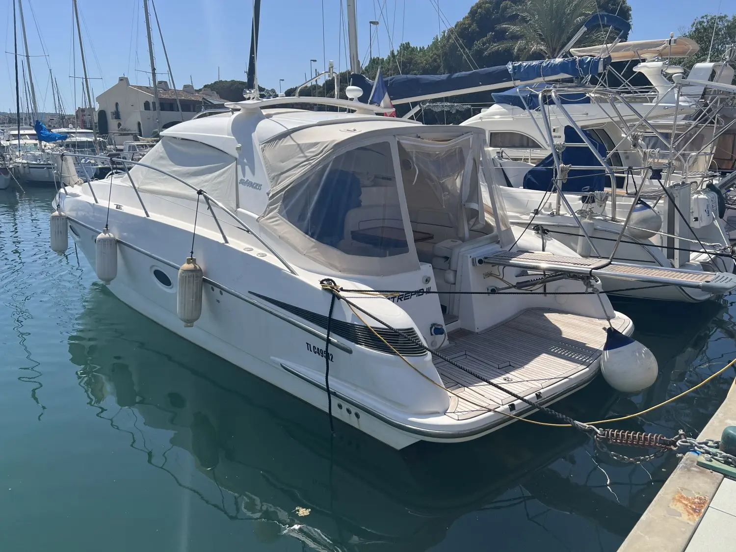 Elan 35 Power — Bateau à moteur blanc amarré dans une marina, vu de trois quarts arrière.