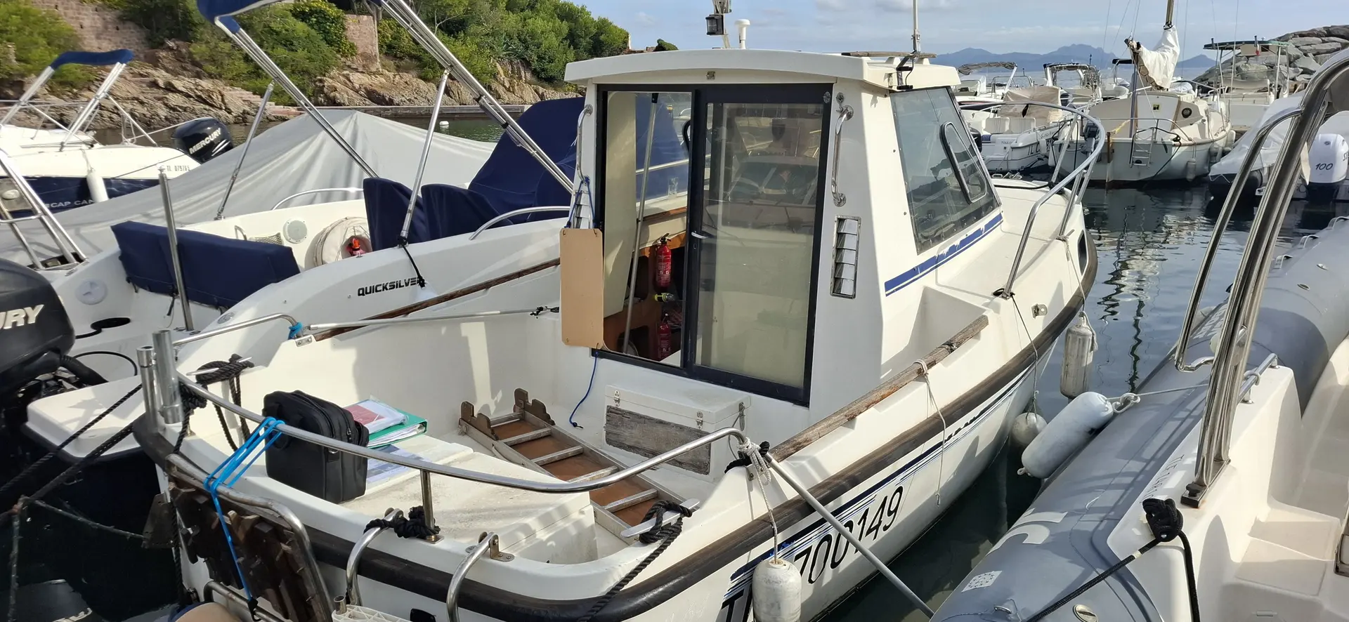 Gibert Marine Gib Sea 64 — Bateau à cabine blanche amarré dans un port, vu de trois quarts arrière.