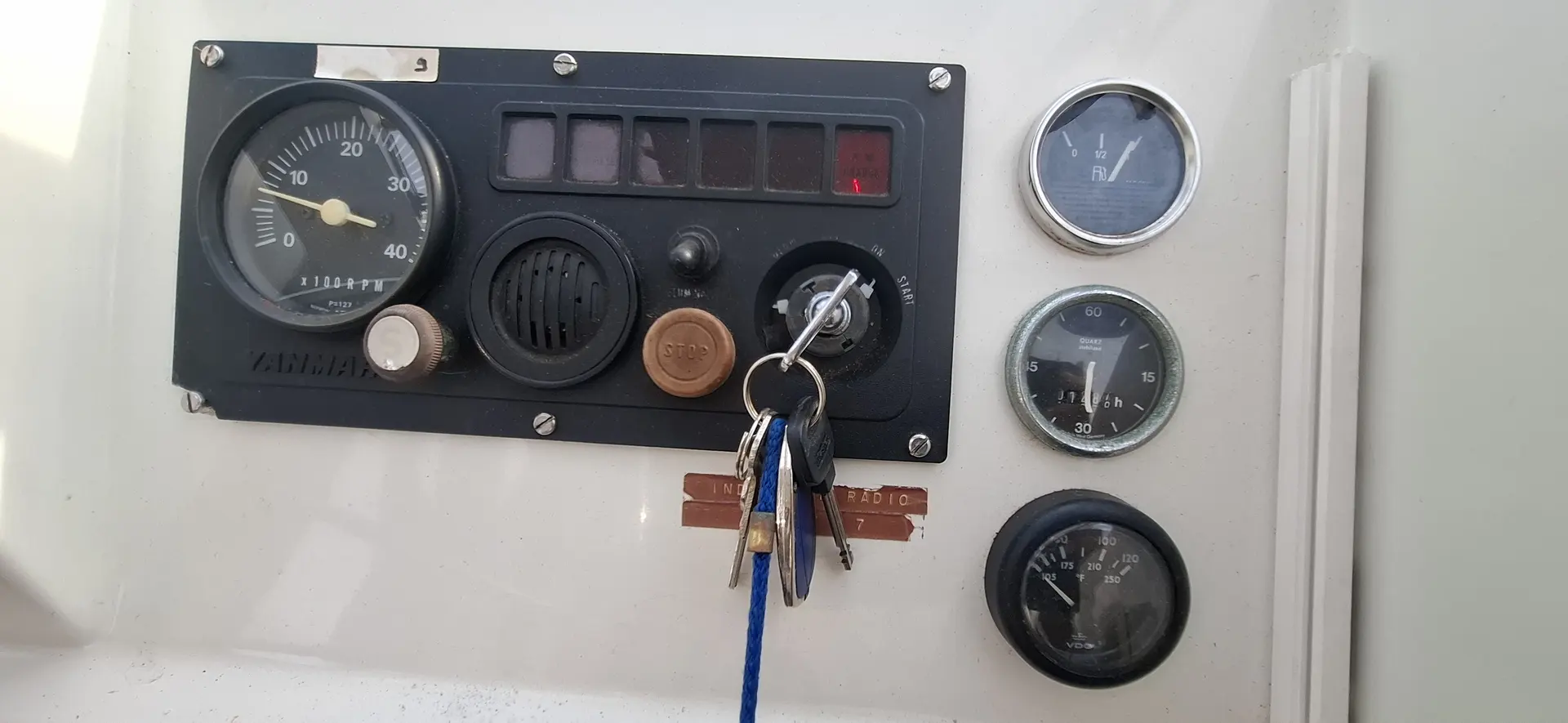 Gibert Marine Gib Sea 64 — Tableau de bord avec compteurs, voyants, commandes et clés de contact.