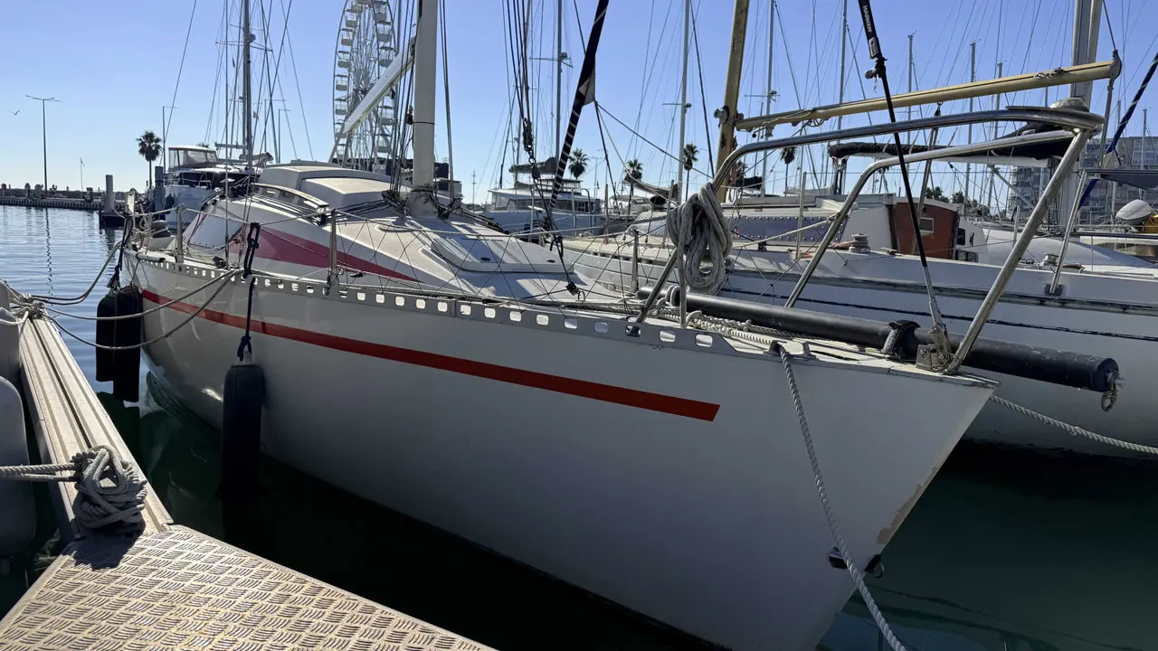 Comar Yachts Comet 28 — Voilier amarré vu de trois quarts dans une marina, entre deux pontons.