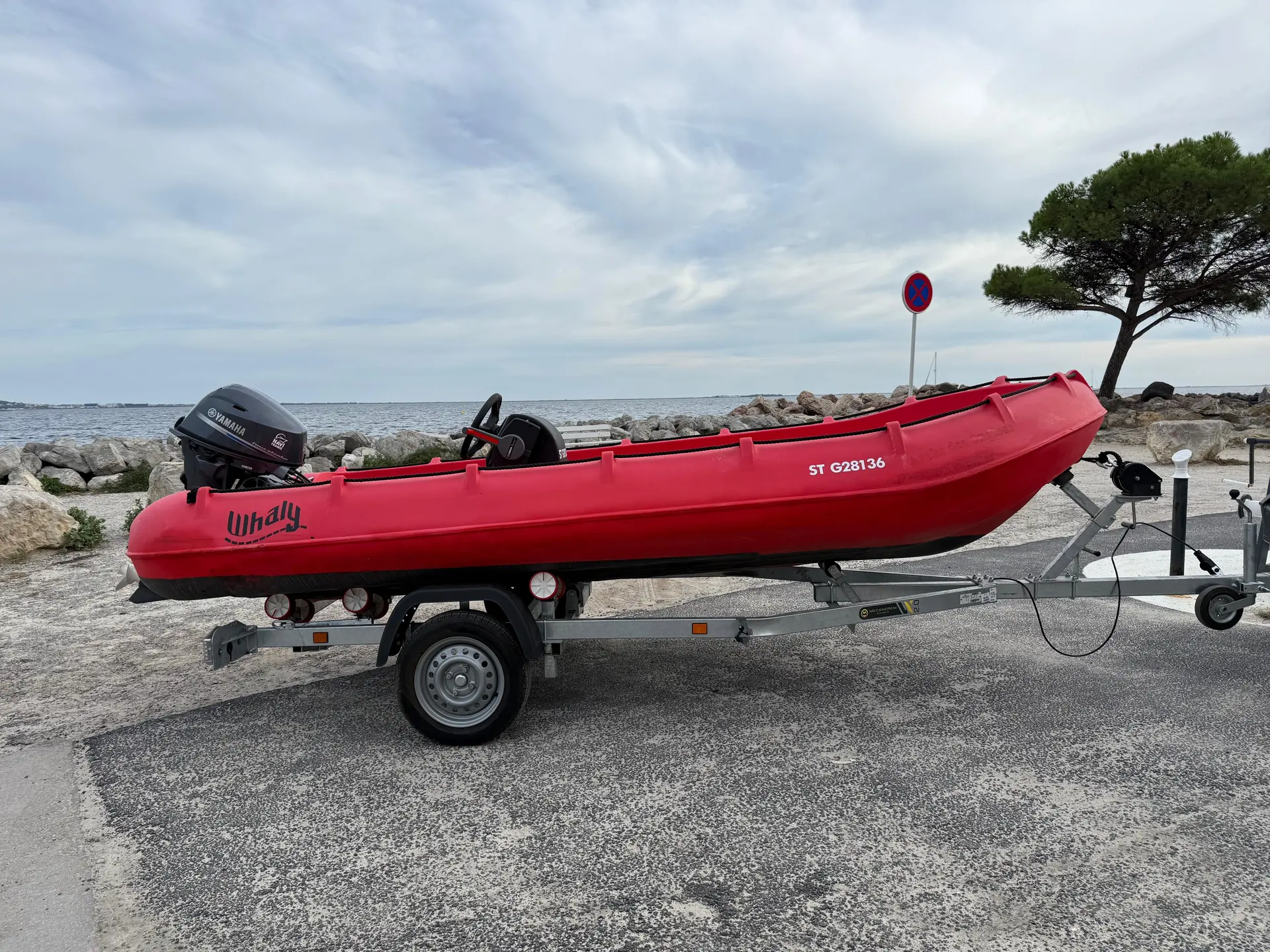 Whaly 435R Professionnel — Bateau pneumatique rouge sur remorque, photographié de profil au bord de l’eau.