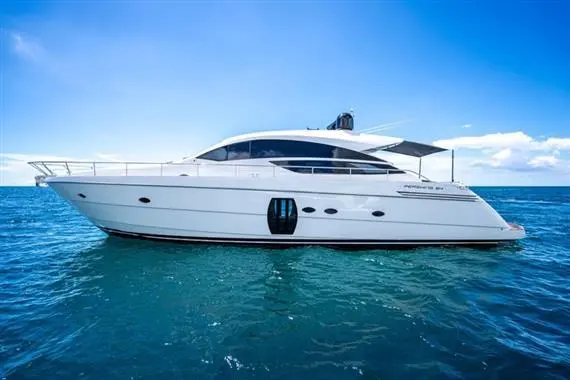 Pershing 64 — Bateau à moteur blanc vu de profil sur une mer turquoise.