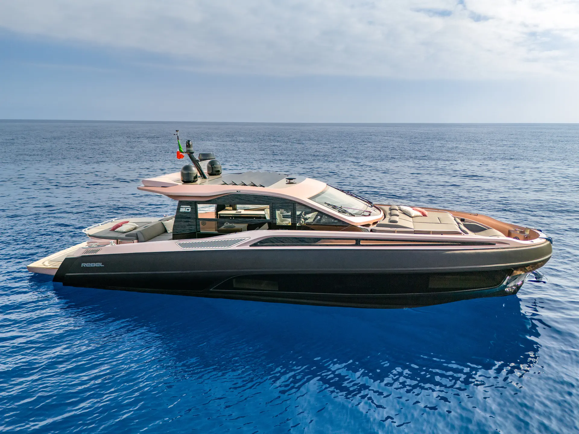 Sacs Rebel 50 — Bateau à moteur photographié de profil sur une mer ouverte.