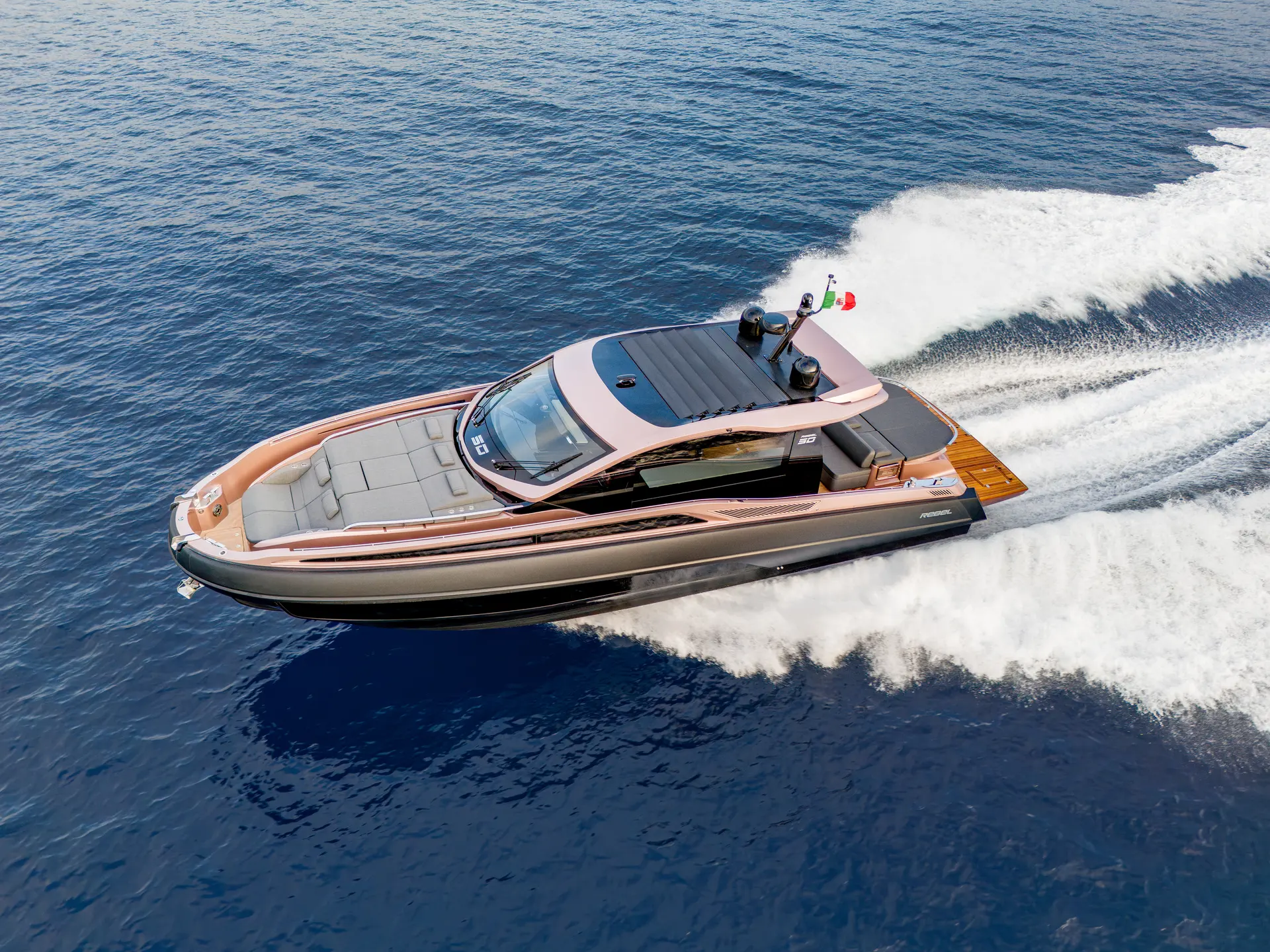 Sacs Rebel 50 — Bateau à moteur naviguant à grande vitesse, vu en plongée sur une mer bleue.