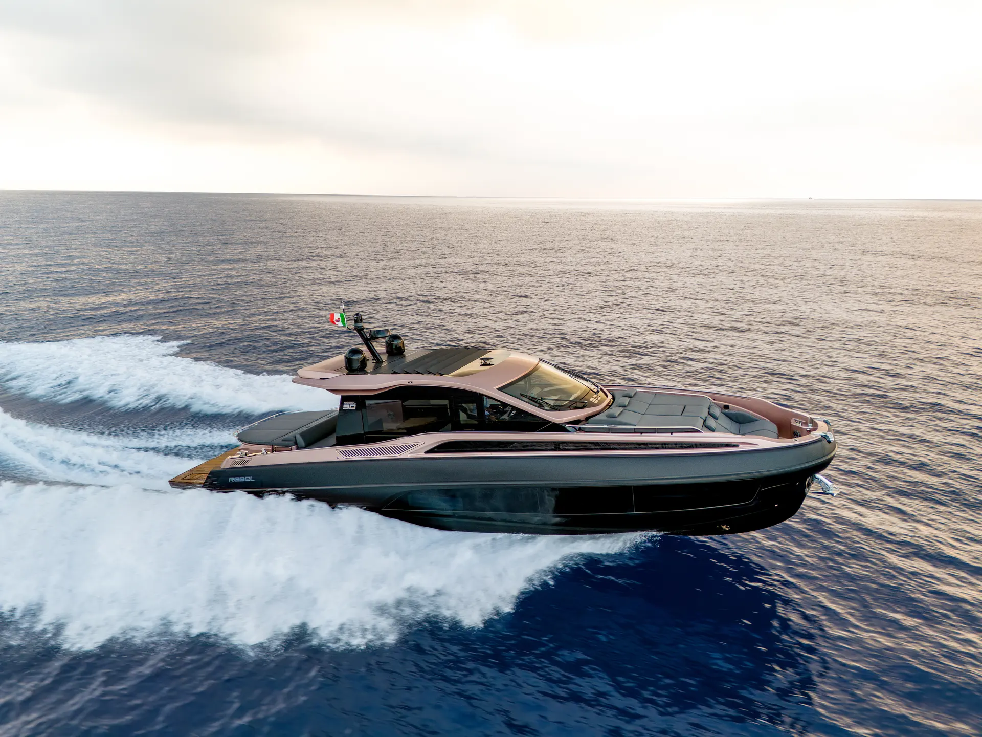 Sacs Rebel 50 — Bateau à moteur naviguant au large, vu de profil dans une mer calme.