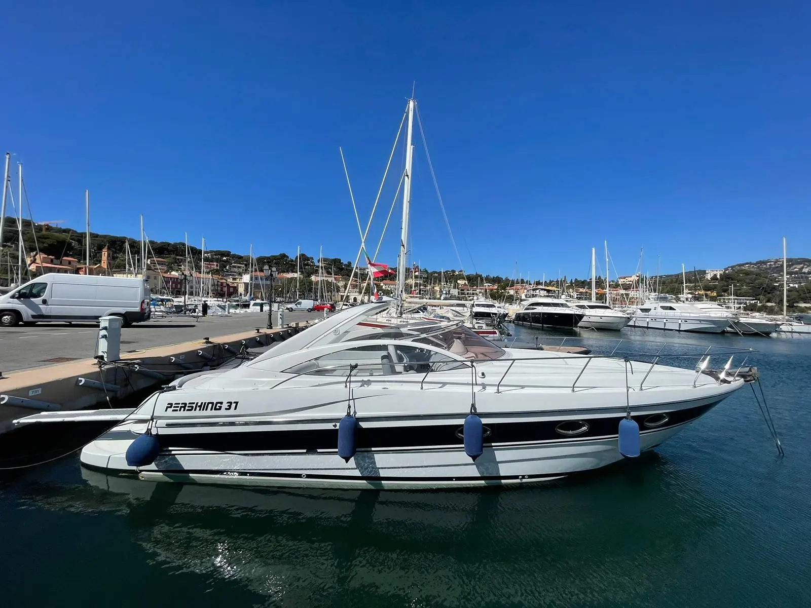 Pershing 37 — Vue latérale d’un bateau à moteur Pershing 37 amarré dans un port.