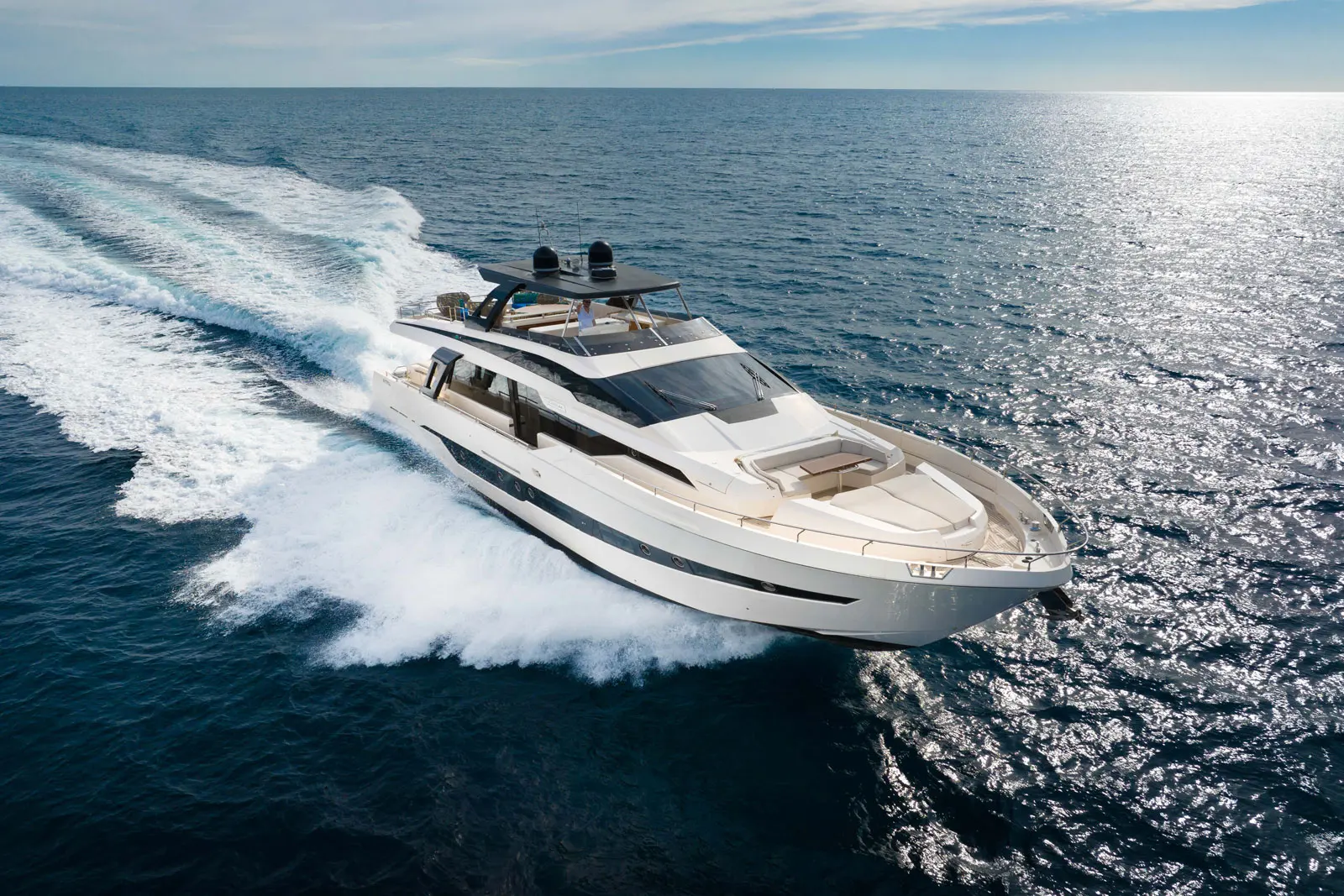 Cayman F920 — Yacht à moteur blanc naviguant en pleine mer, vu de trois quarts avant.