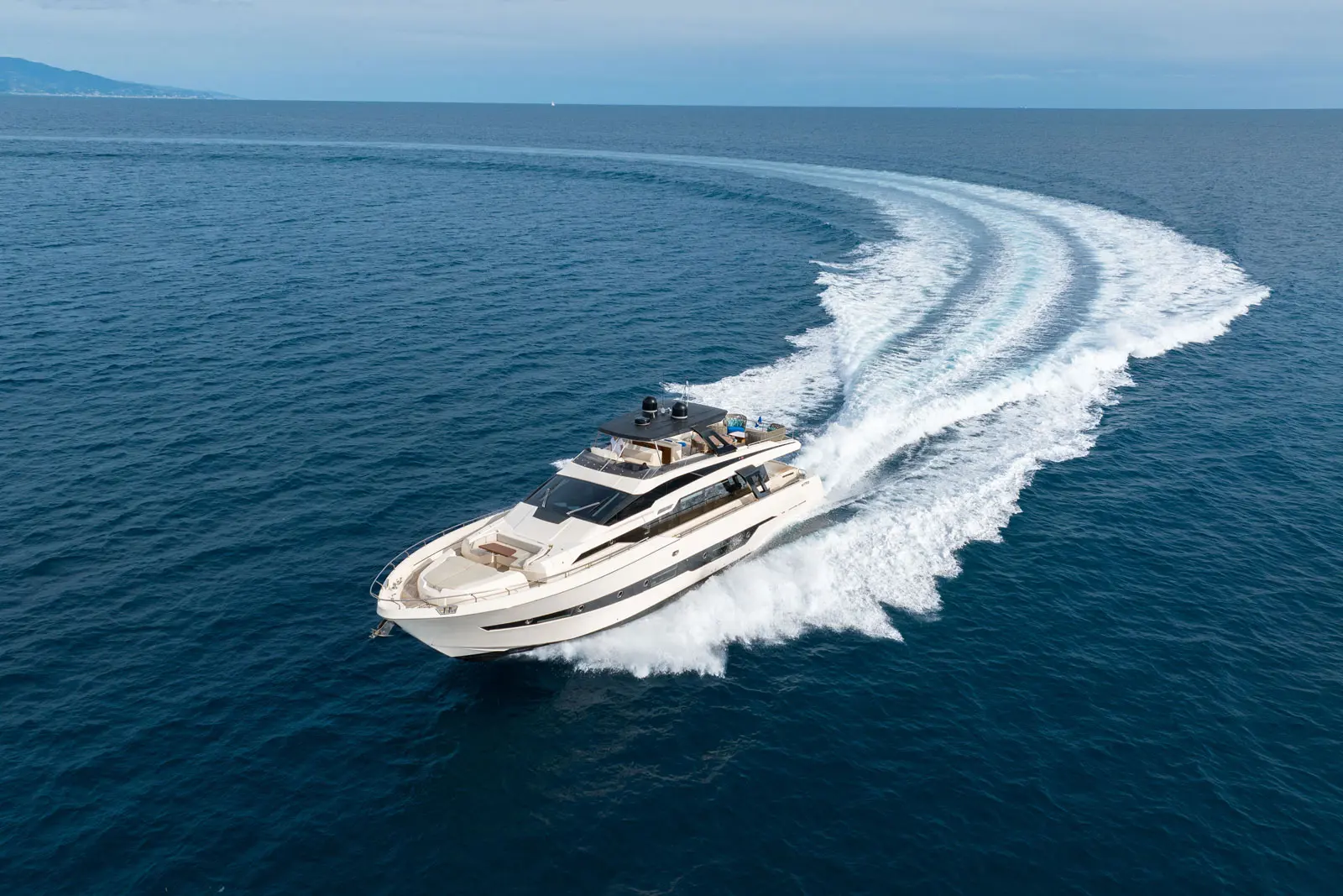 Cayman F920 — Bateau à moteur vu de trois quarts, naviguant en mer et laissant un large sillage.