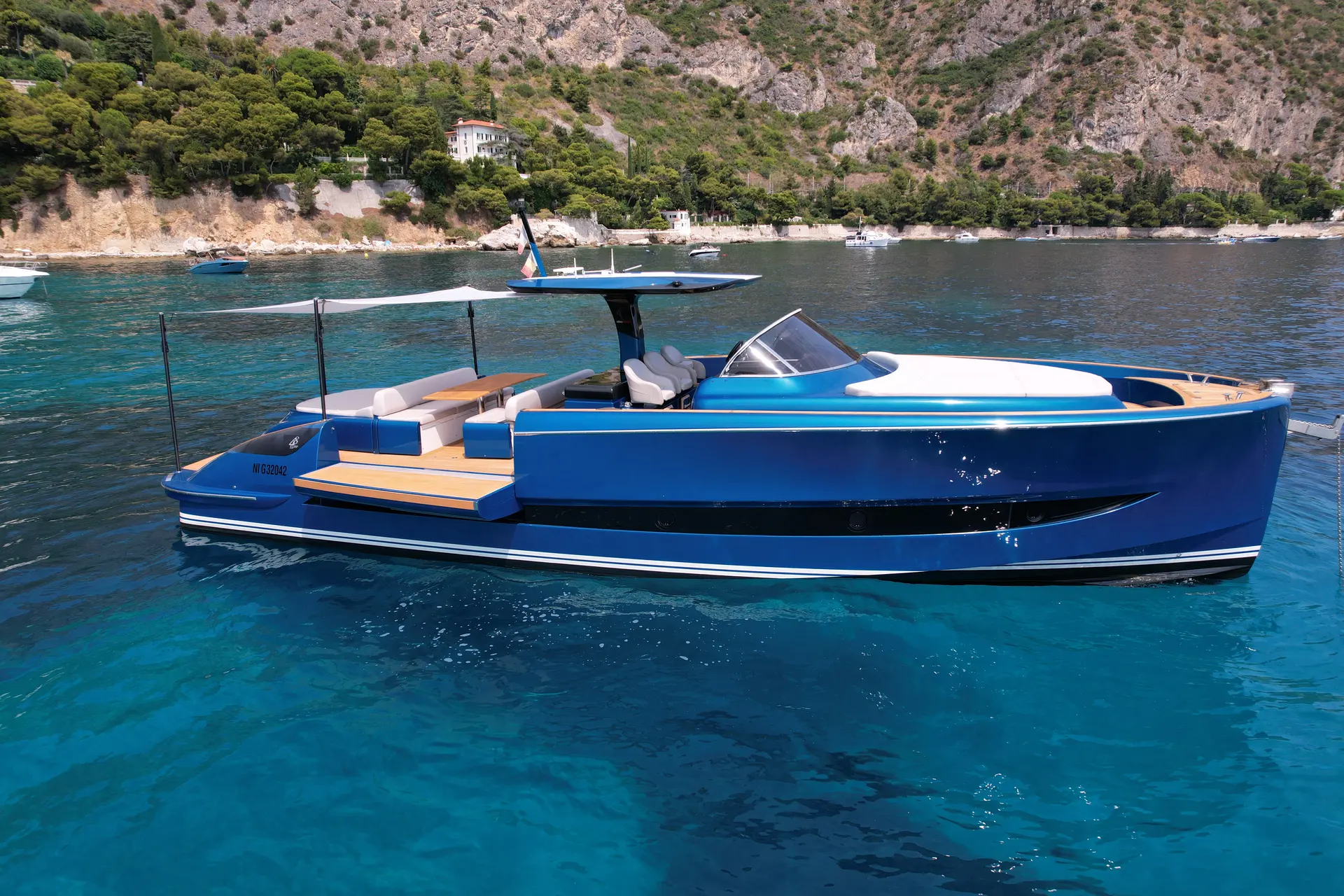 Solaris 48 — Bateau bleu vu de profil dans une baie aux eaux turquoise.