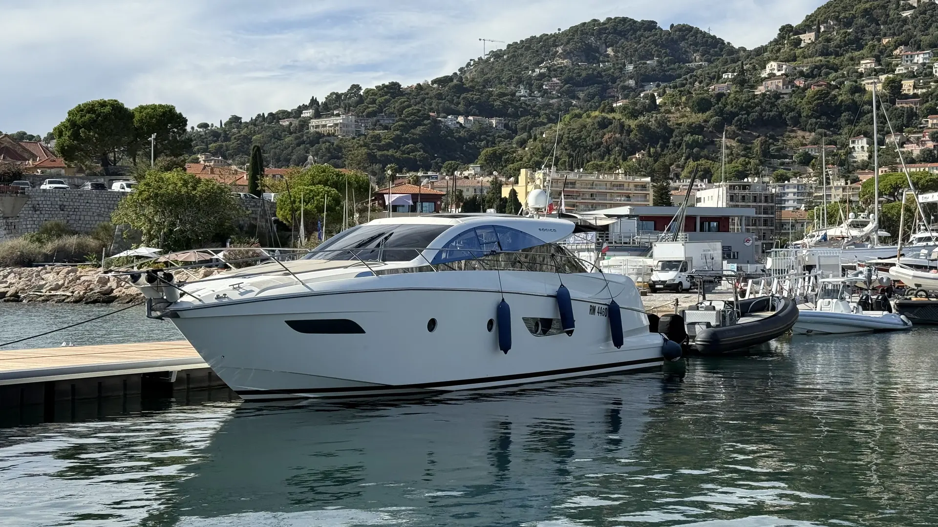Sogica 47 Openbridge — Bateau à moteur blanc amarré dans un port, vu de trois quarts.